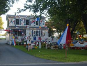 Une maison de Caraquet dcore aux couleurs acadiennes pendant le festival (JPEG)
